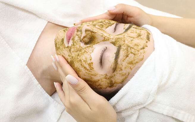 写真：STEP 04 ハーブピーリング塗布